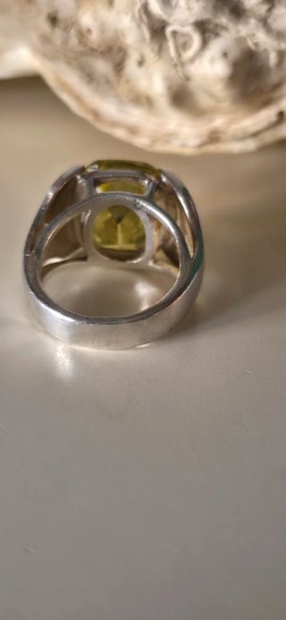 Anillo de diseño peridoto