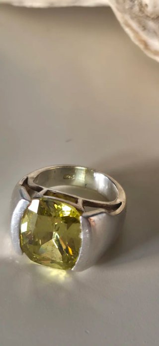 Anillo de diseño peridoto