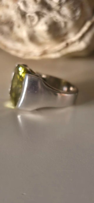 Anillo de diseño peridoto