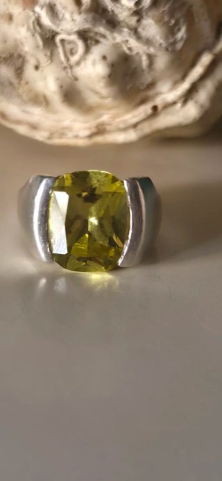 Anillo de diseño peridoto