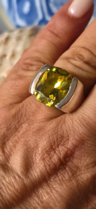 Anillo de diseño peridoto