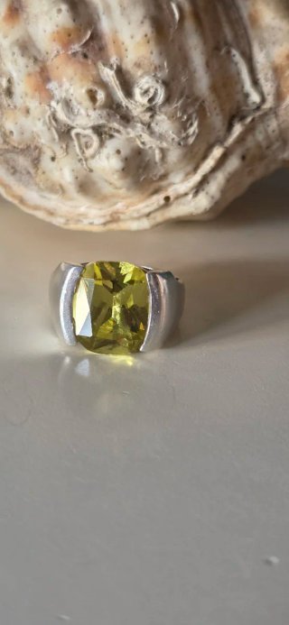 Anillo de diseño peridoto