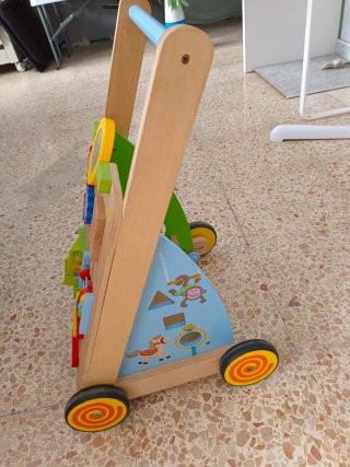 Andador infantil de madera