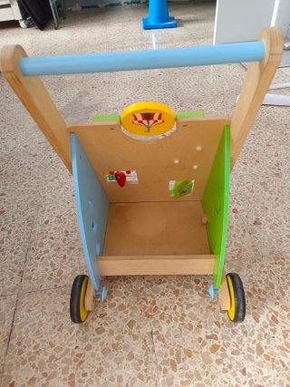 Andador infantil de madera
