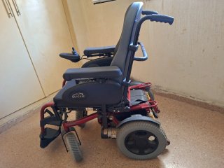 Silla de ruedas eléctrica negra