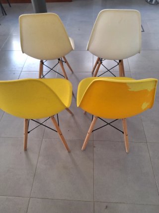 3 Sillas una blanca, una beige y una amarilla