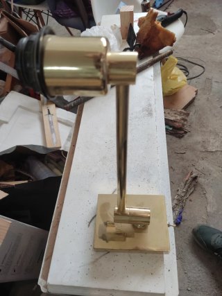 Apliques y lámpara de latón dorados
