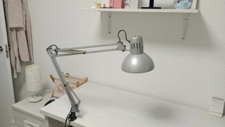 Lámpara de escritorio gris