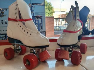 Patines de Ruedas Blancos con Cordones Rojos