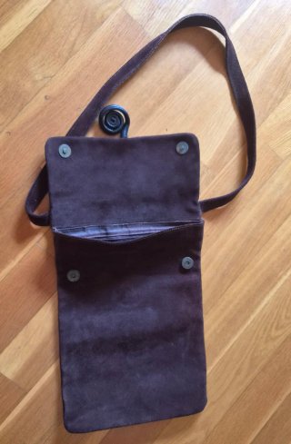 Bolso de piel marrón con cierre  declip con  espir