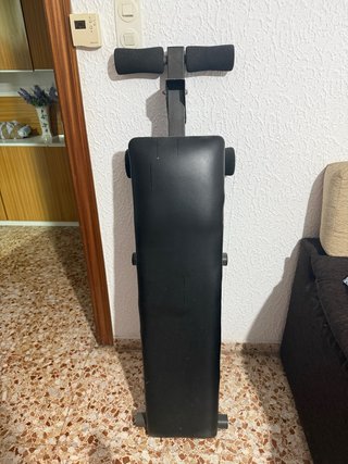 Se vende urgente Banco abdominales/pesas plegable.