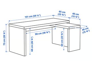 Mesa de escritorio IKEA negra y marrón