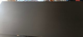 Mesa de escritorio IKEA negra y marrón
