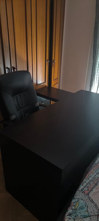 Mesa de escritorio IKEA negra y marrón