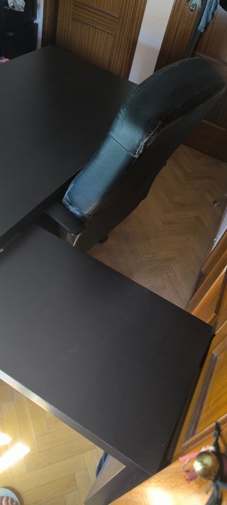 Mesa de escritorio IKEA negra y marrón