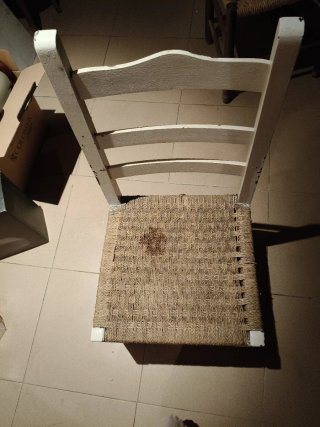 Sillas de enea beige y blancas