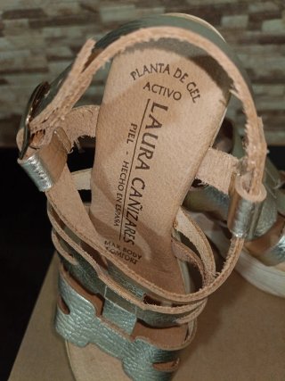 Zapatos de plataforma dorados Laura Cani