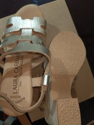 Zapatos de plataforma dorados Laura Cani