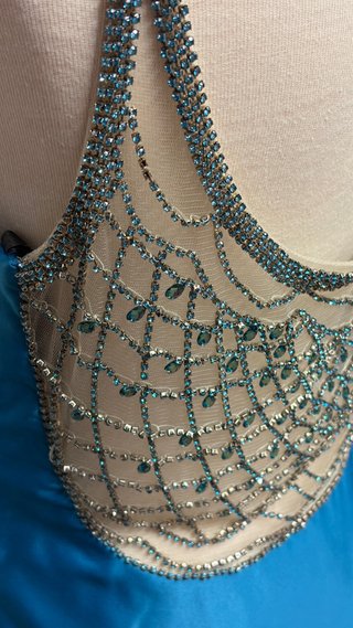 Vestido de fiesta azul con tirantes joya