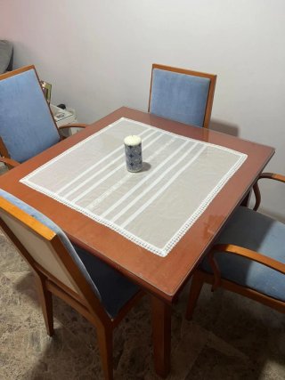 Mesa extensible cristal, 4 sillas y sillones