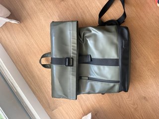 Mochila verde y negra