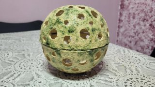 Portavelas de cerámica con agujeros