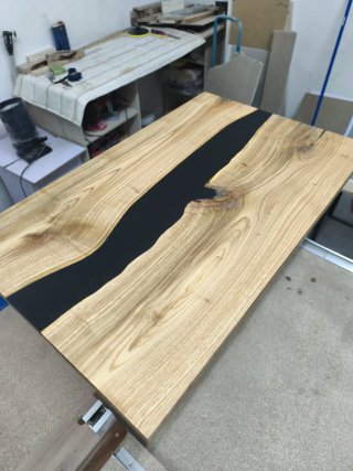 Mesa centro madera y resina