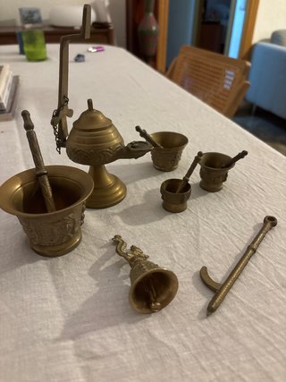 Lote latón/bronce: candil, mortero, campanilla