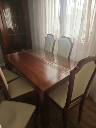 Tavolo da pranzo in legno con 6 sedie abbinate