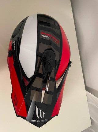 Casco de moto Falcon rojo y negro