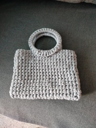 Bolso tejido gris hecho a mano