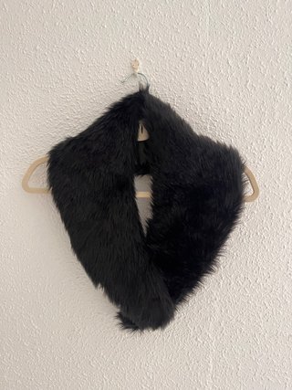 Cuello de pelo sintético negro
