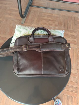 Maletín de cuero oscuro nuevo