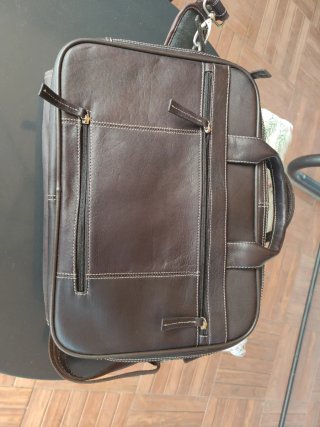 Maletín de cuero oscuro nuevo