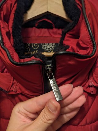 Chaqueta Koroshi Roja impermeable con Capucha