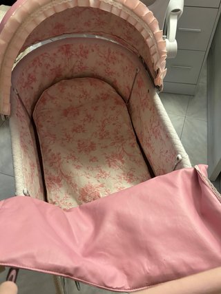 Coche de muñecas rosa vintage