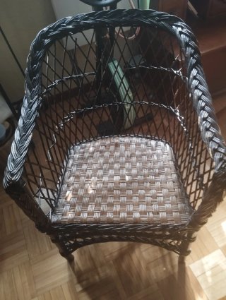 Butaca de mimbre marrón