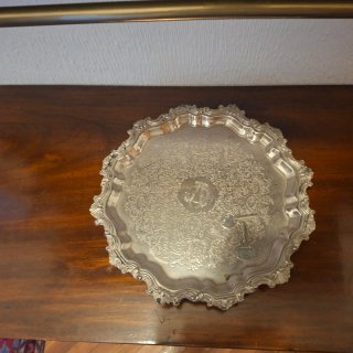 Mueble de madera antiguo con espejo