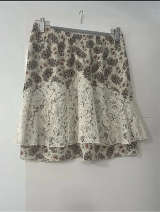 Falda Nekane floral con encaje