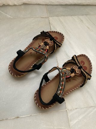 Sandalias con abalorios