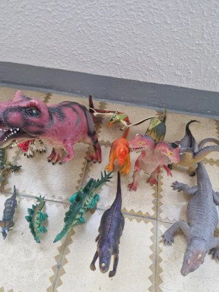Lote de 17 dinosaurios de juguete