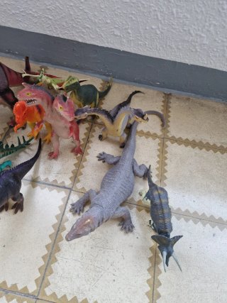 Lote de 17 dinosaurios de juguete