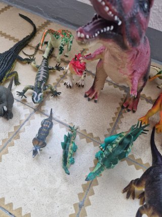 Lote de 17 dinosaurios de juguete