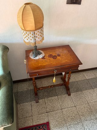 Tavolino comodino in legno intarsiato