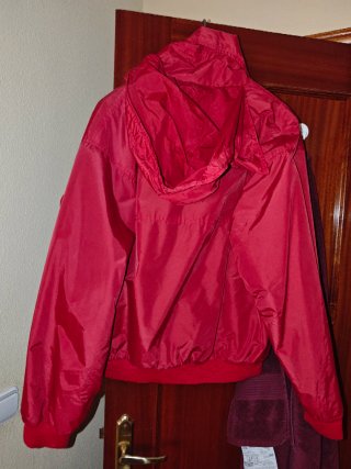 Anorak rojo con forro interior gris
