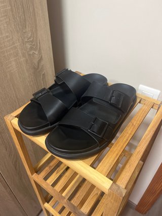 Sandalias negras con hebillas