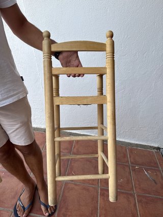 Tronas de madera con asiento de esparto