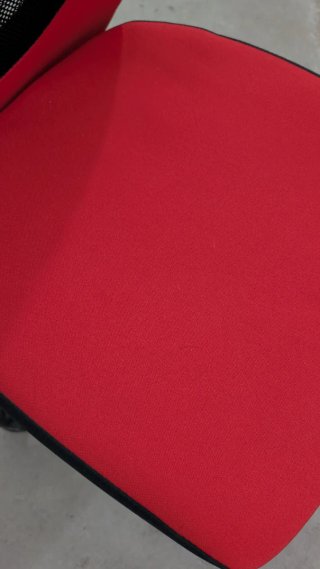 Silla de oficina ergonómica roja