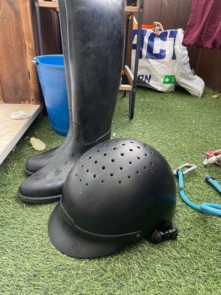 Botas y casco de equitación negros
