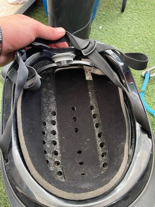 Botas y casco de equitación negros